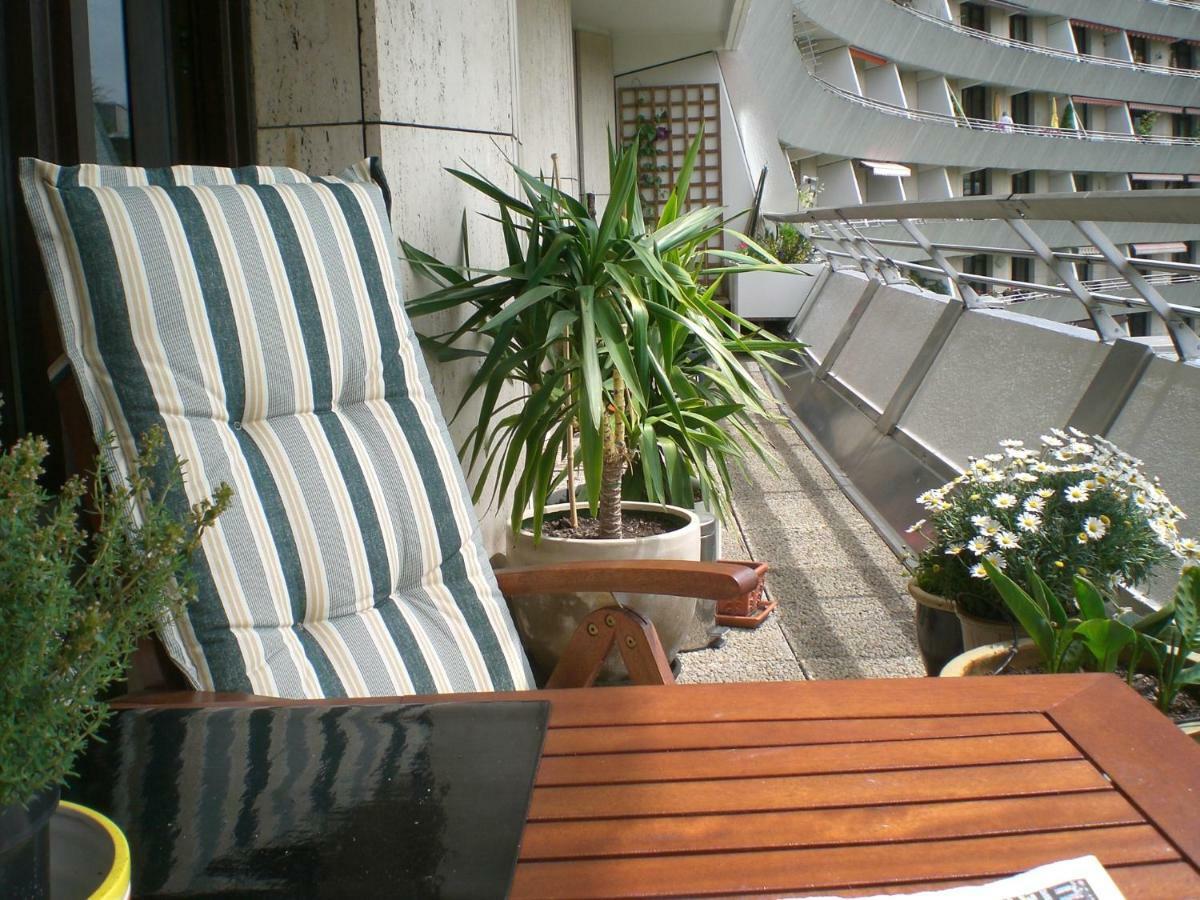 Homestay Guestroom With Wide View And Pool Near Side, 2nd Guest With Extra Bed Possible Frankfurt am Main