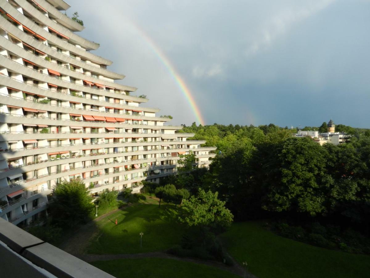 Homestay Guestroom With Wide View And Pool Near Side, 2nd Guest With Extra Bed Possible Frankfurt am Main